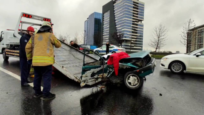 TEM Otoyolu'nda kaza yapan araç ikiye bölündü
